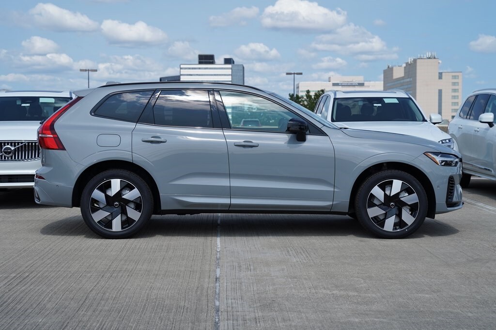 2025 Volvo XC60 Hybrid T8 Plus photo 3