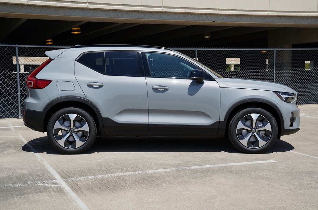 2026 Volvo XC40 Plus photo 3
