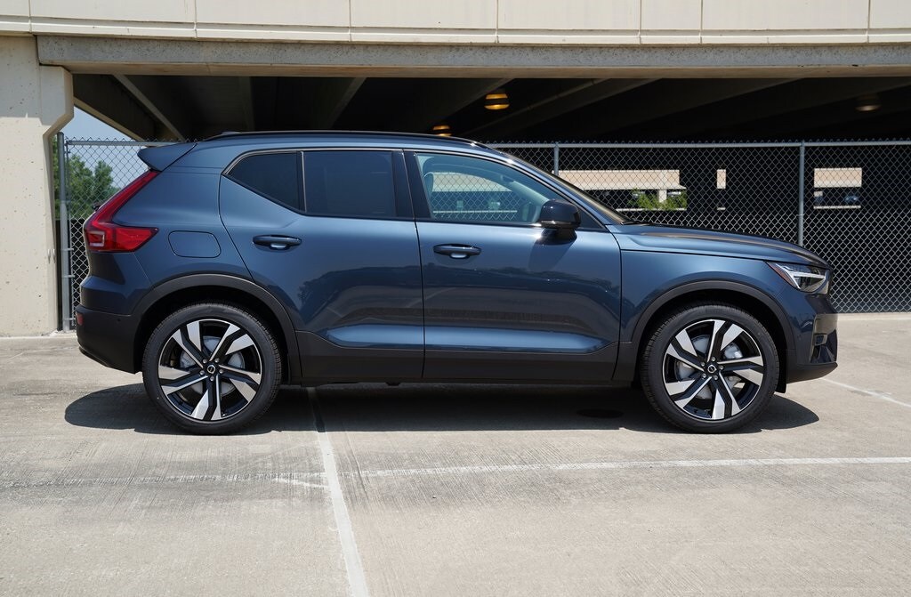 2026 Volvo XC40 photo 3