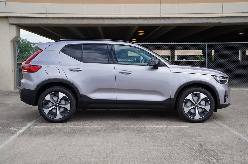 2026 Volvo XC40 Plus photo 2
