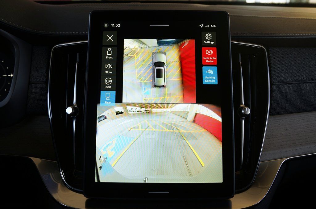 2026 Volvo XC90 Plus - Photo 18