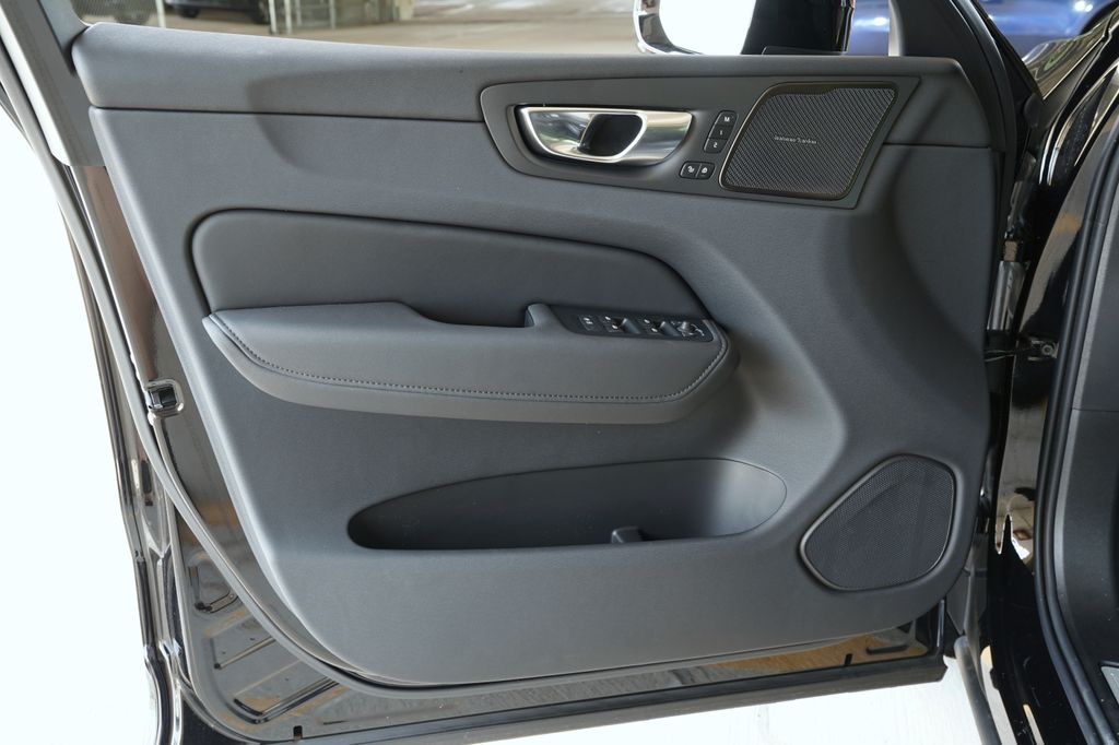 2026 Volvo XC60 Plus - Photo 7