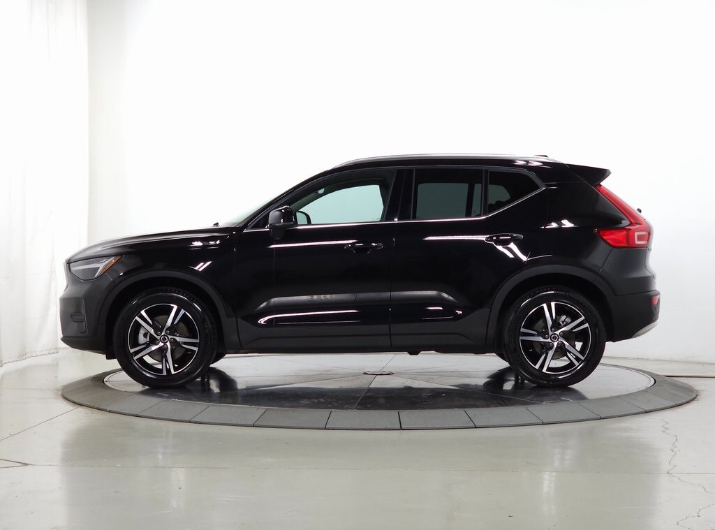 2025 Volvo XC40 Core photo 3