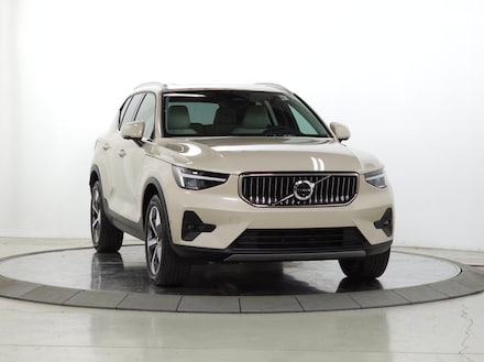 2025 Volvo XC40 B5 Plus Bright Theme SUV