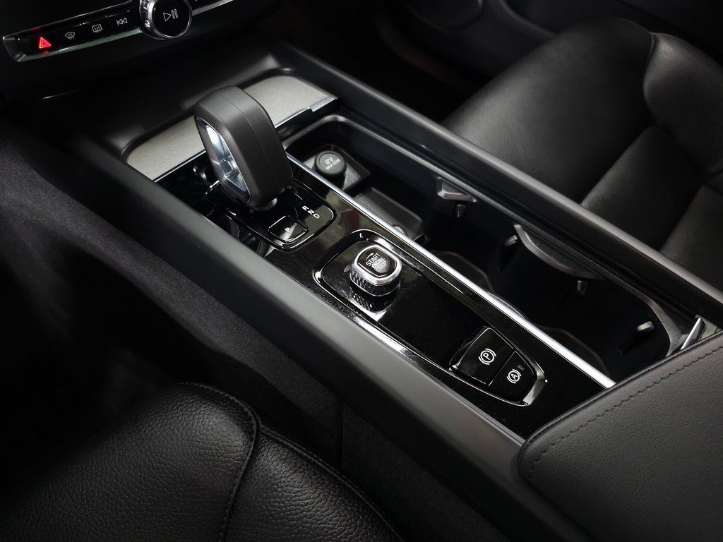 2025 Volvo XC60 Plus - Photo 28