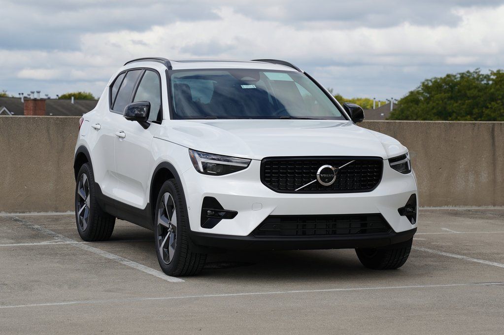 2026 Volvo XC40 B5 Plus Dark AWD's photo