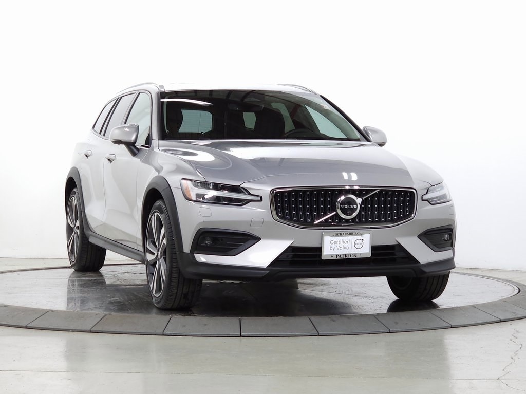 2025 Volvo V60 Cross Country Plus's photo