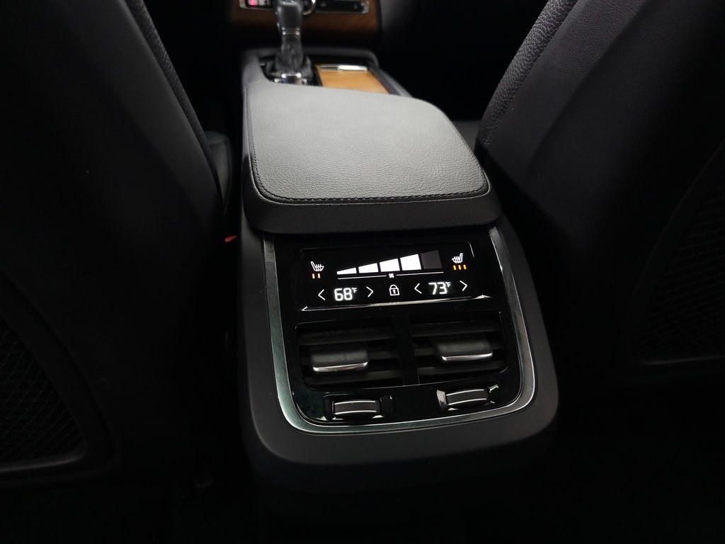 2022 Volvo XC90 T6 AWD Momentum 7 Seater 42