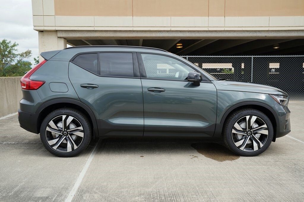 2026 Volvo XC40 photo 2