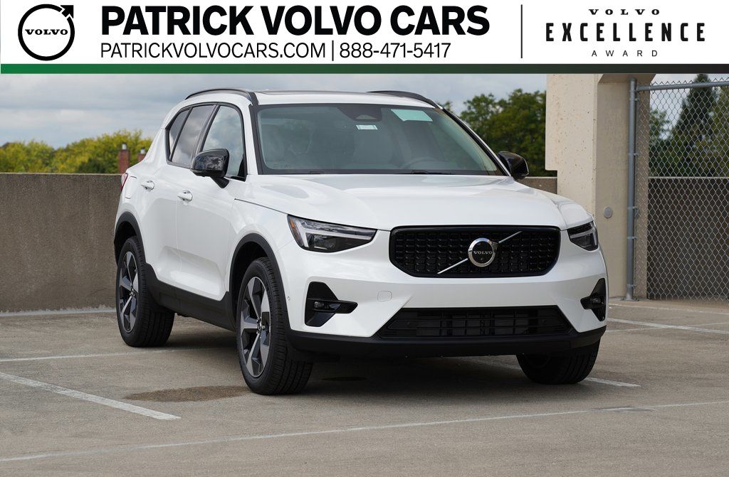 2026 Volvo XC40 B5 Plus Dark AWD's photo