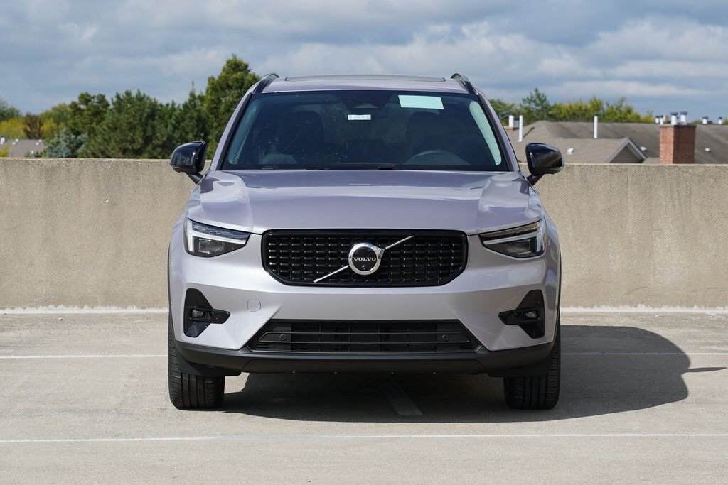 2026 Volvo XC40 Plus photo 2