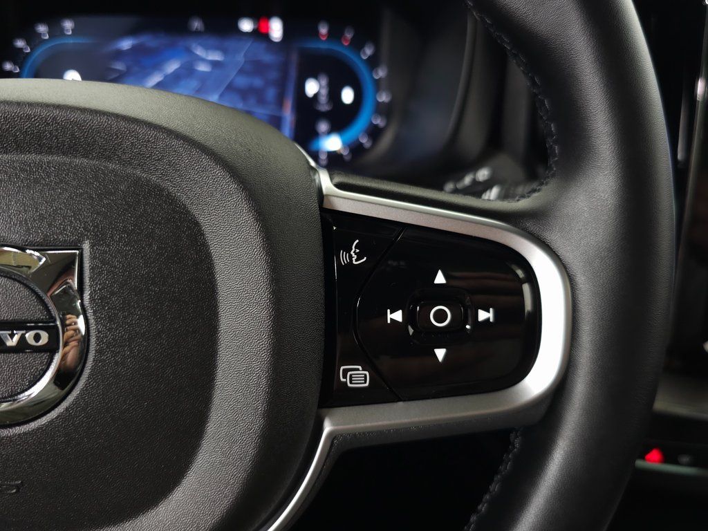 2025 Volvo XC60 Plus - Photo 16