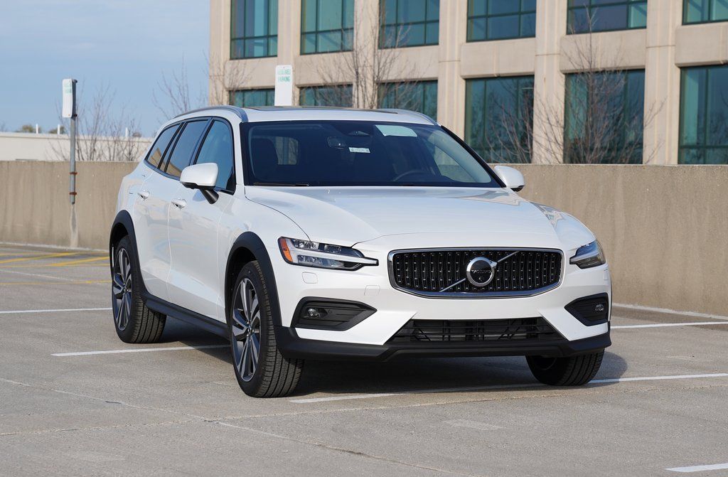 2026 Volvo V60 Cross Country B5 Plus AWD's photo