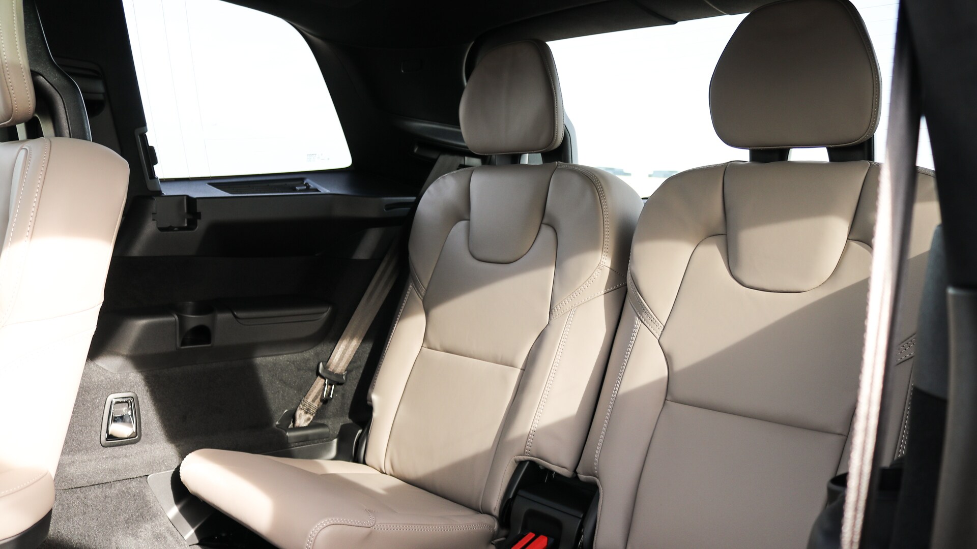 025.5 Volvo XC90 Plug-In Hybrid interior featuring premium leather seats, panoramic sunroof, and a modern touchscreen center display
