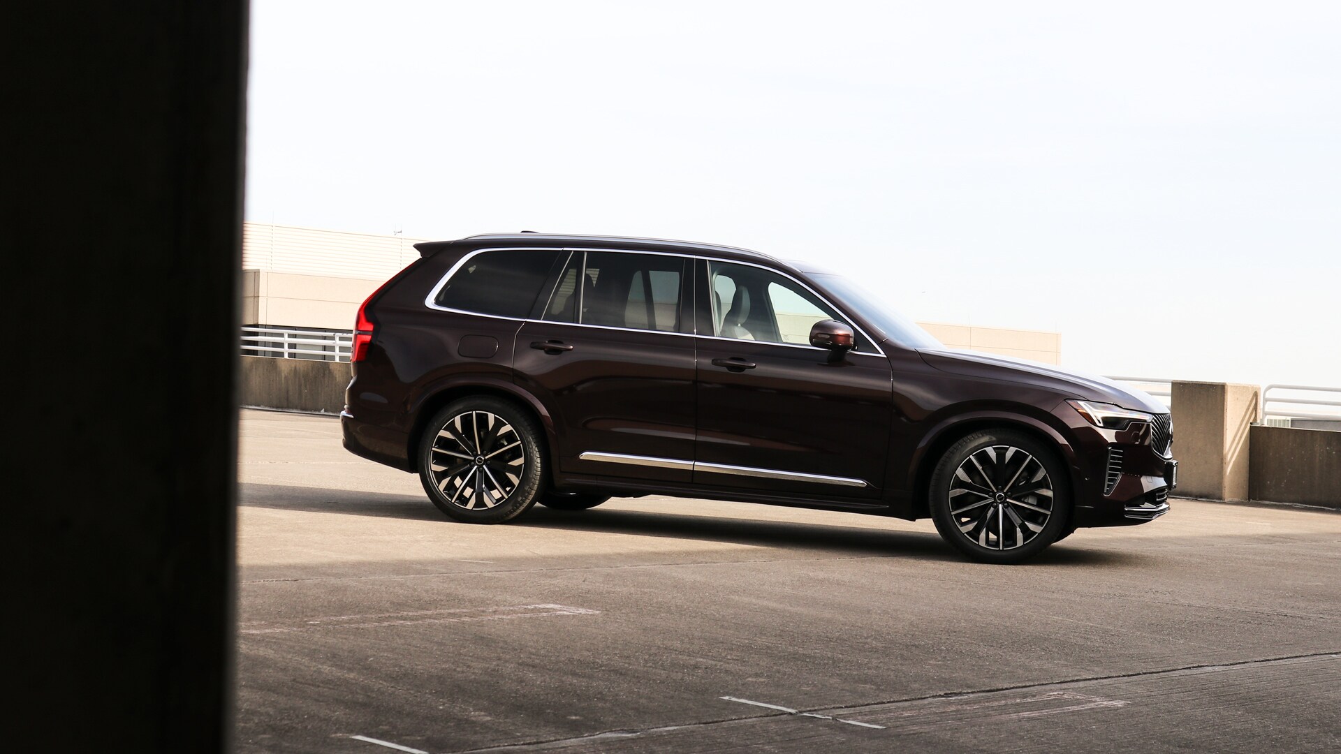 2025.5 Volvo XC90 Plug-In Hybrid exterior with signature Thor's Hammer LED headlights, bold grille, and aerodynamic silhouette