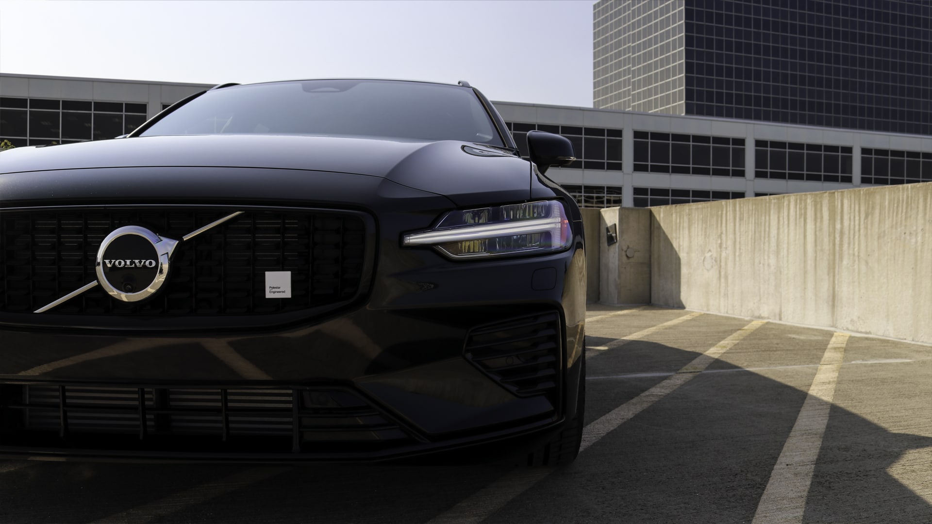 2025 Volvo V60 Cross Country showcasing advanced safety features, including adaptive cruise control, lane keeping assist, and a 360° surround view camera system.