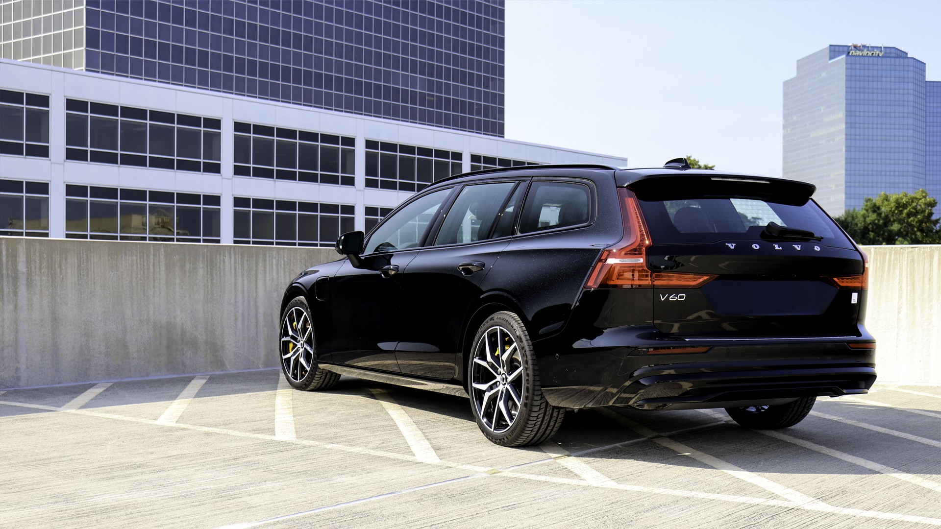 2025 Volvo V60 Cross Country exterior features, highlighting its bold front grille, LED headlights, rugged body cladding, and elevated ground clearance for enhanced capability.