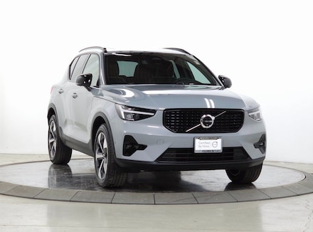 2025 Volvo XC40 B5 Plus Dark Theme SUV