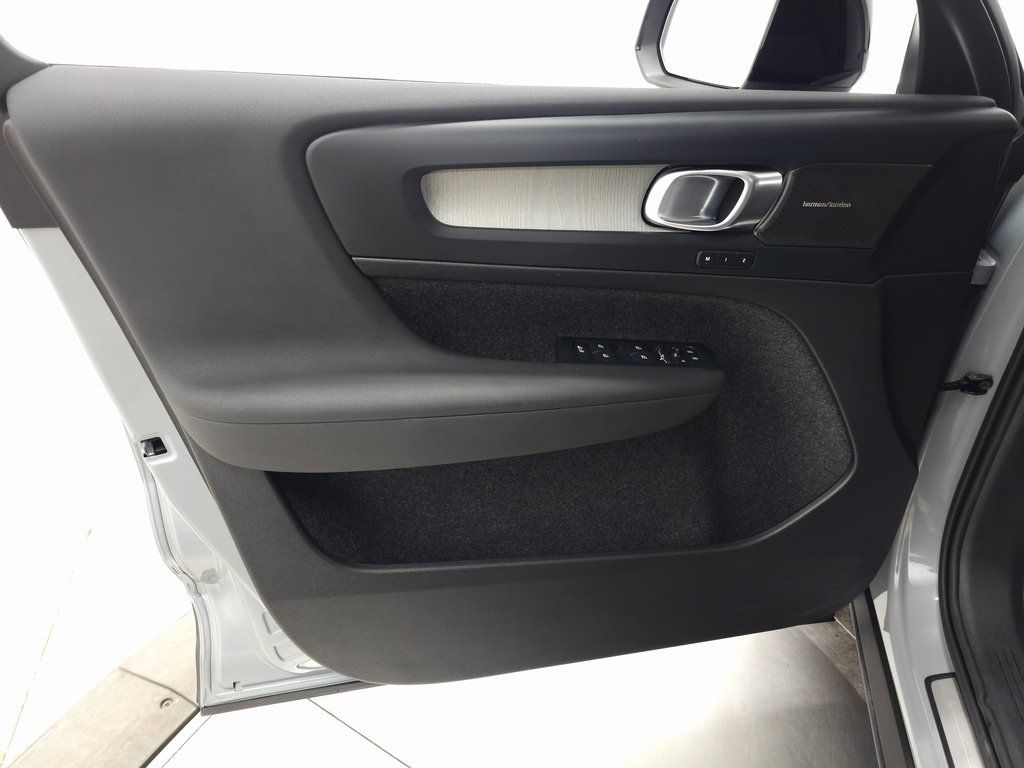 2026 Volvo XC40 Ultra - Photo 10