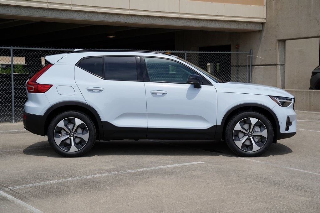 2026 Volvo XC40 Plus photo 2