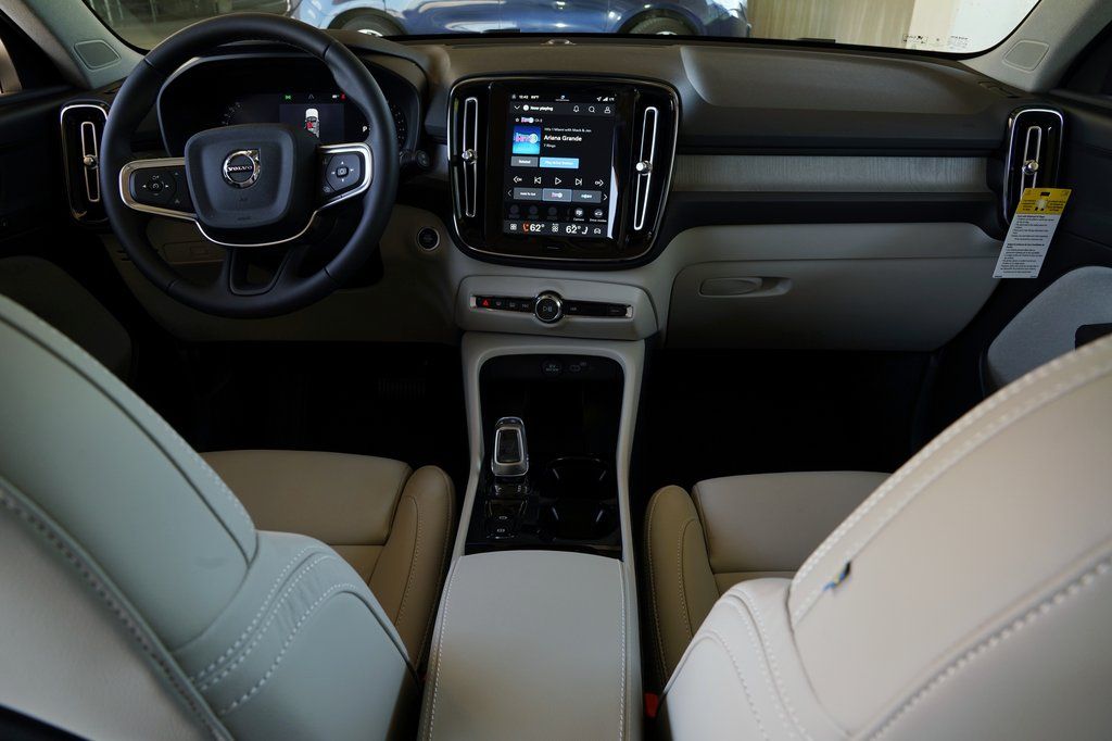 2026 Volvo XC40 Plus - Photo 6