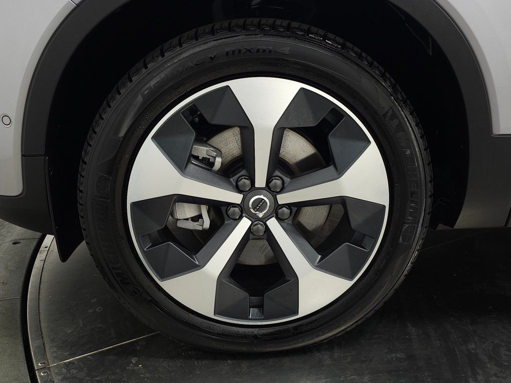 2026 Volvo XC40 Plus - Photo 8