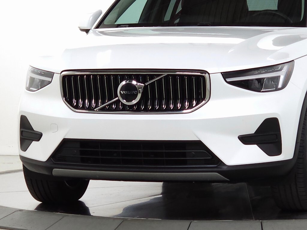 2025 Volvo XC40 Core photo 2