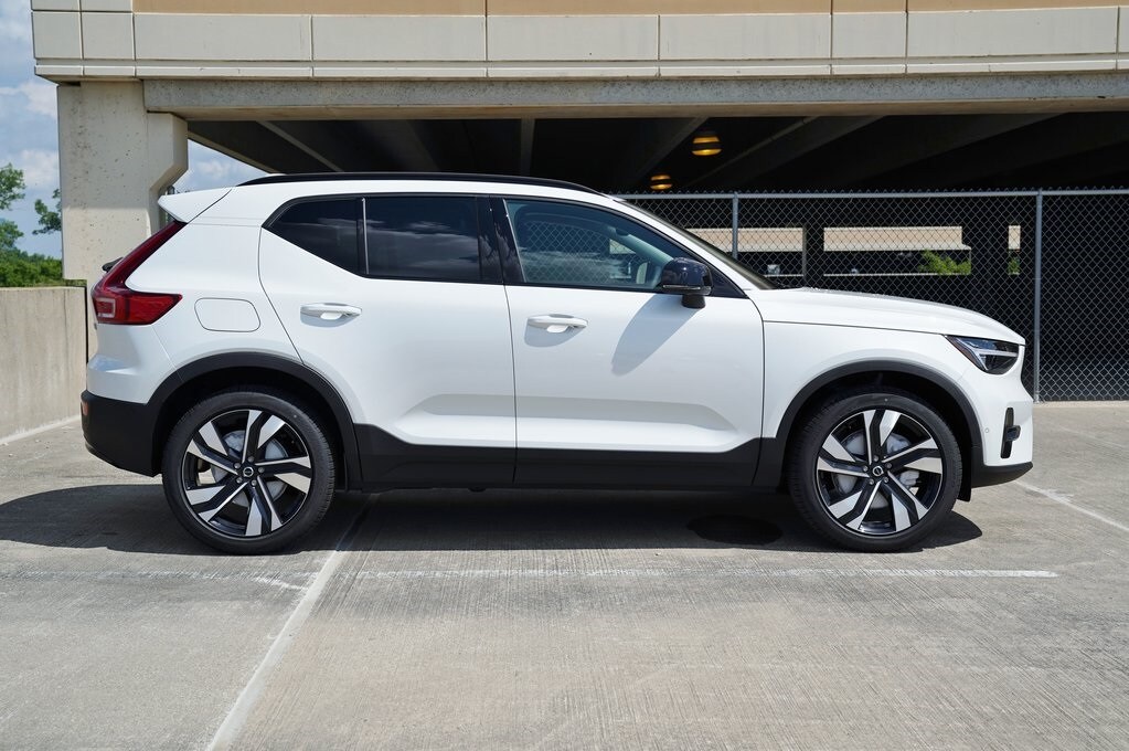 2026 Volvo XC40 photo 3