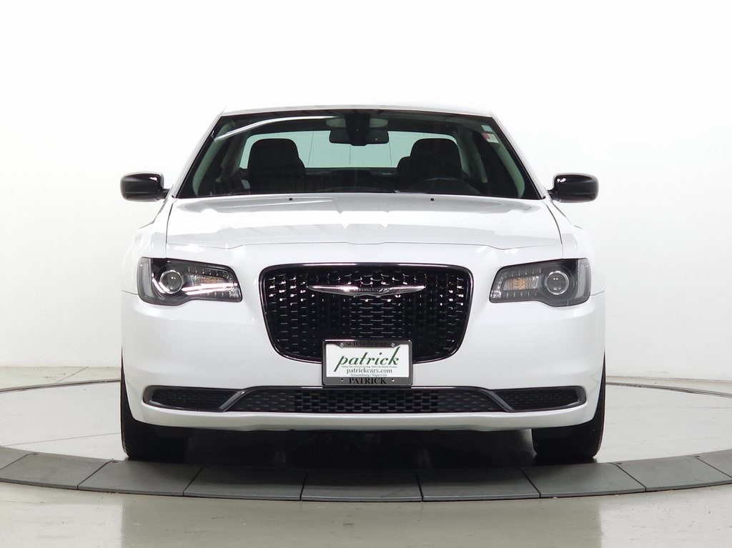 2019 Chrysler 300 Touring 2