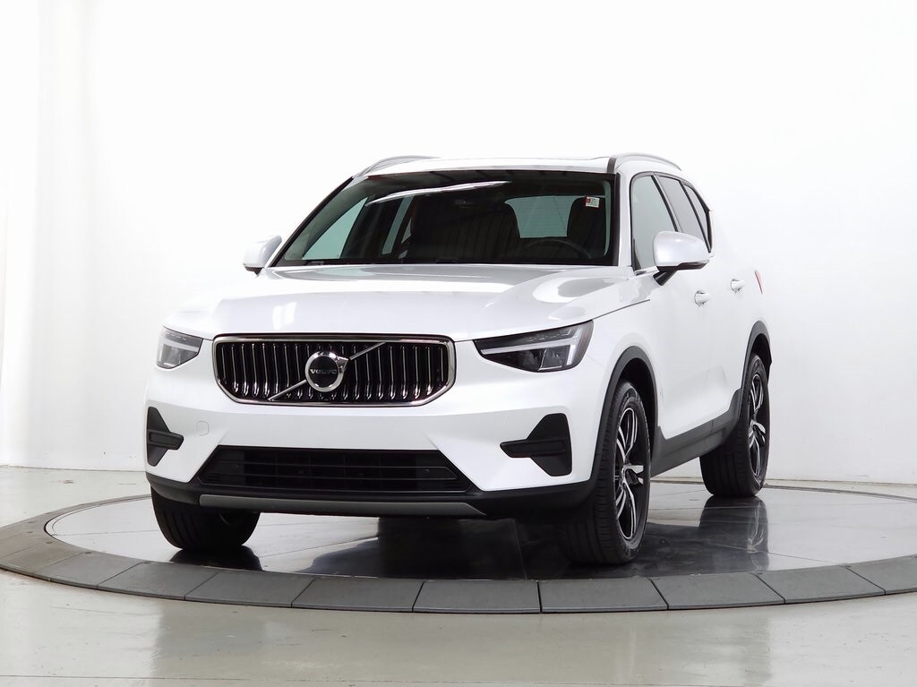 2025 Volvo XC40 Core photo 3
