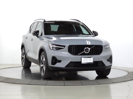2025 Volvo XC40 B5 Plus Dark Theme SUV