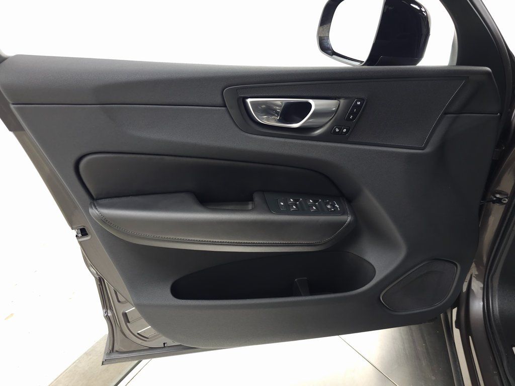 2025 Volvo XC60 Core - Photo 10