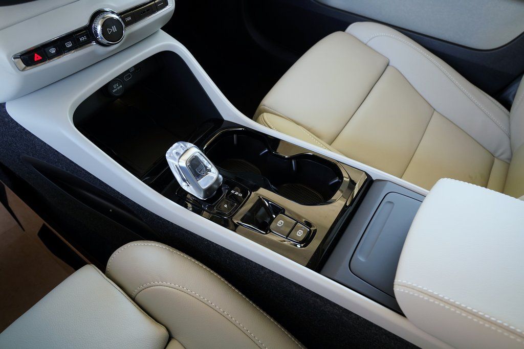 2026 Volvo XC40 Plus - Photo 22