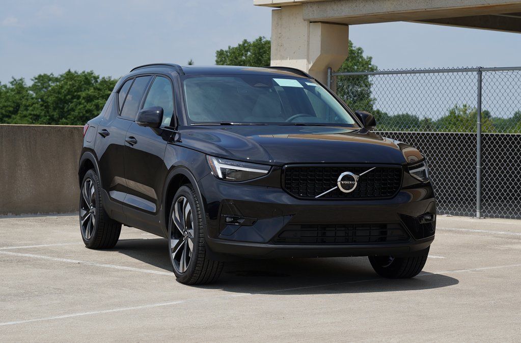 2026 Volvo XC40 B5 Ultra Dark AWD's photo