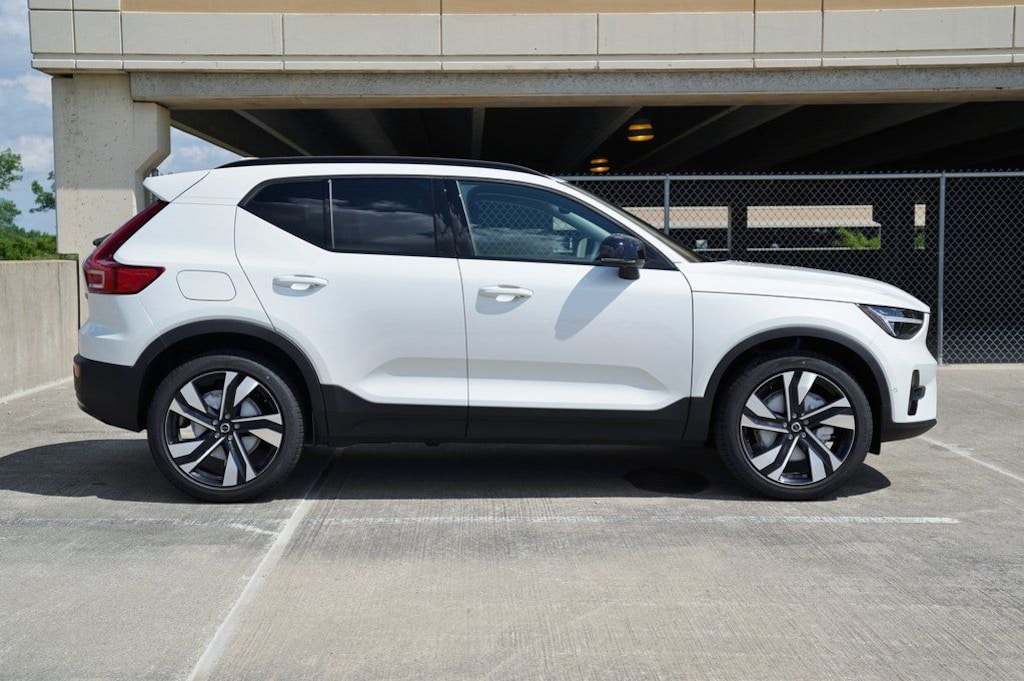 New 2026 Volvo XC40 B5 Ultra SUV