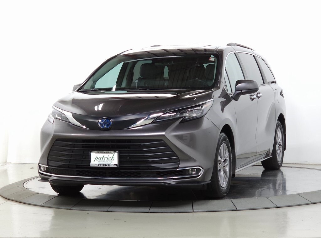 2023 Toyota Sienna XLE photo 3