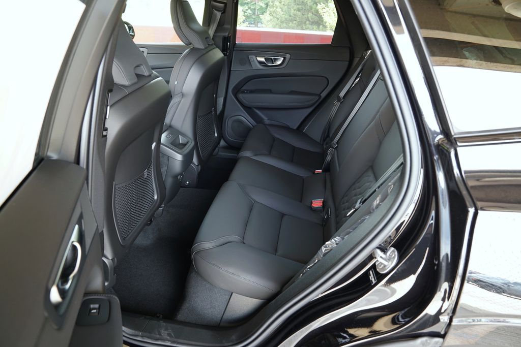 2026 Volvo XC60 Plus - Photo 24