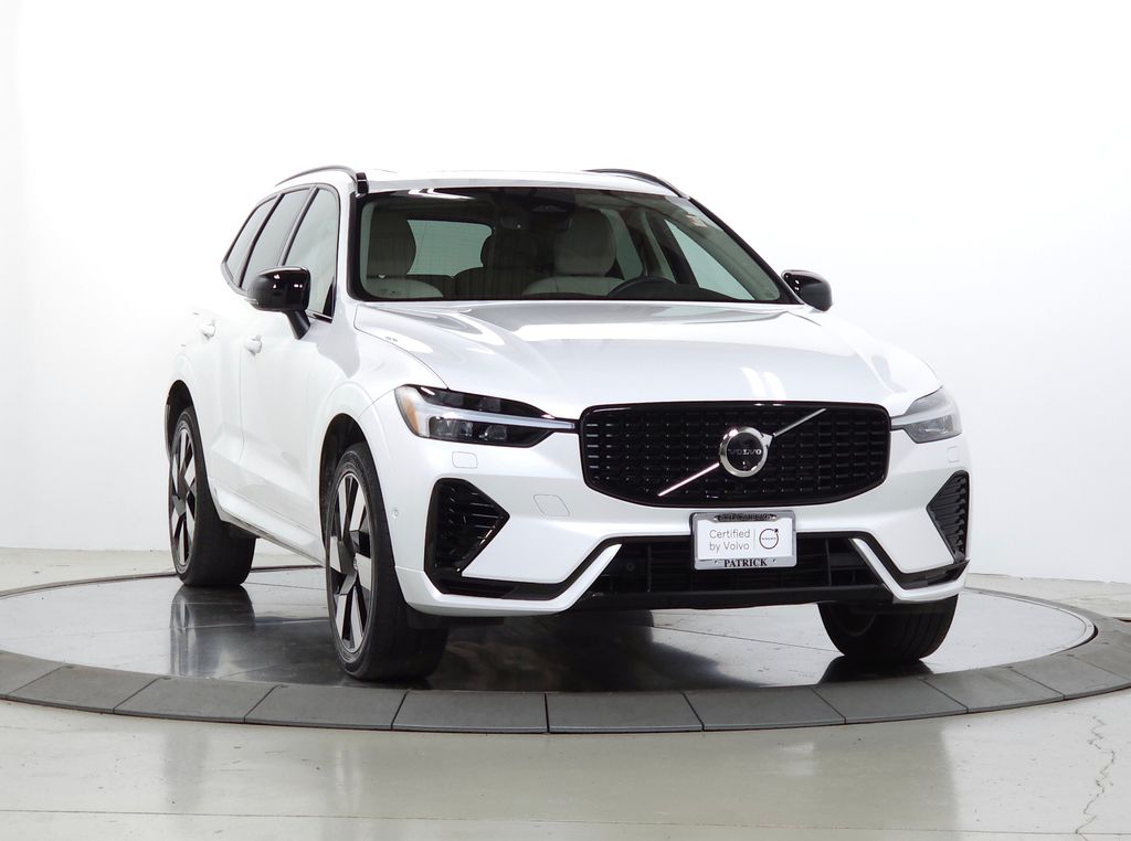 2024 Volvo XC60 T8 Plus Dark Theme AWD's photo
