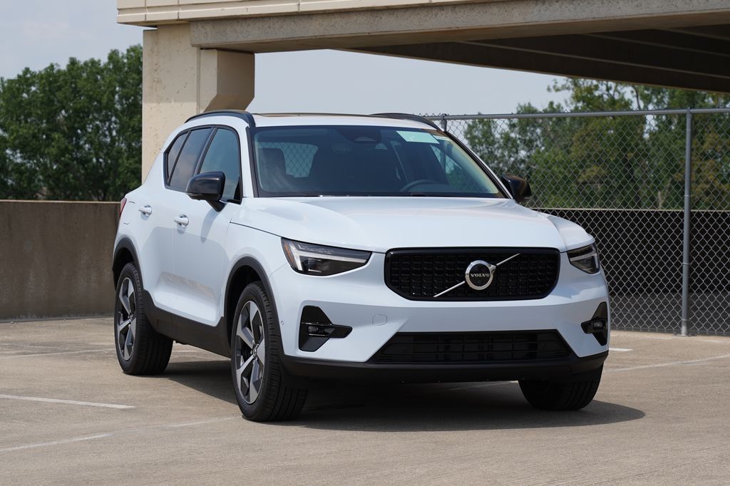 2026 Volvo XC40 B5 Plus Dark AWD's photo