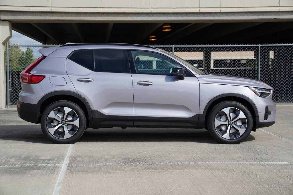 2026 Volvo XC40 Plus photo 3