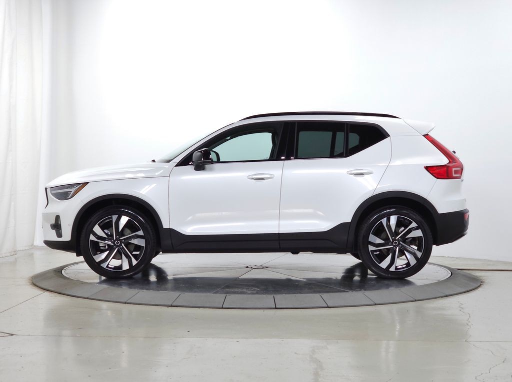 New 2026 Volvo XC40 B5 Ultra SUV