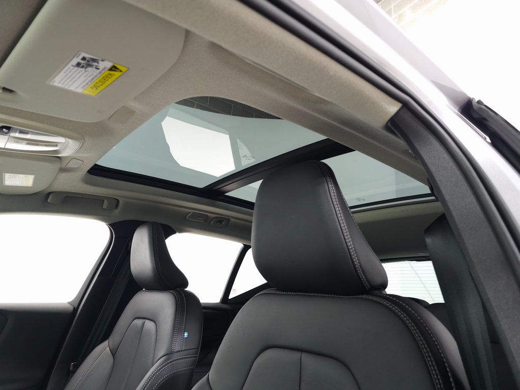 2026 Volvo XC40 Plus - Photo 13