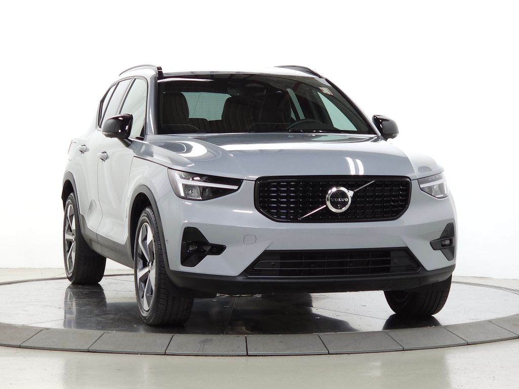 2025 Volvo XC40 B5 Plus Dark AWD's photo