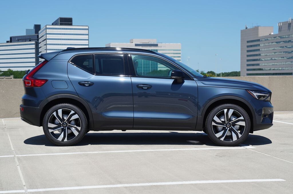 New 2026 Volvo XC40 B5 Ultra SUV