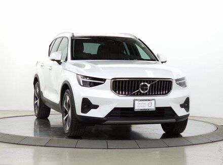 2025 Volvo XC40 B5 Plus Bright Theme SUV