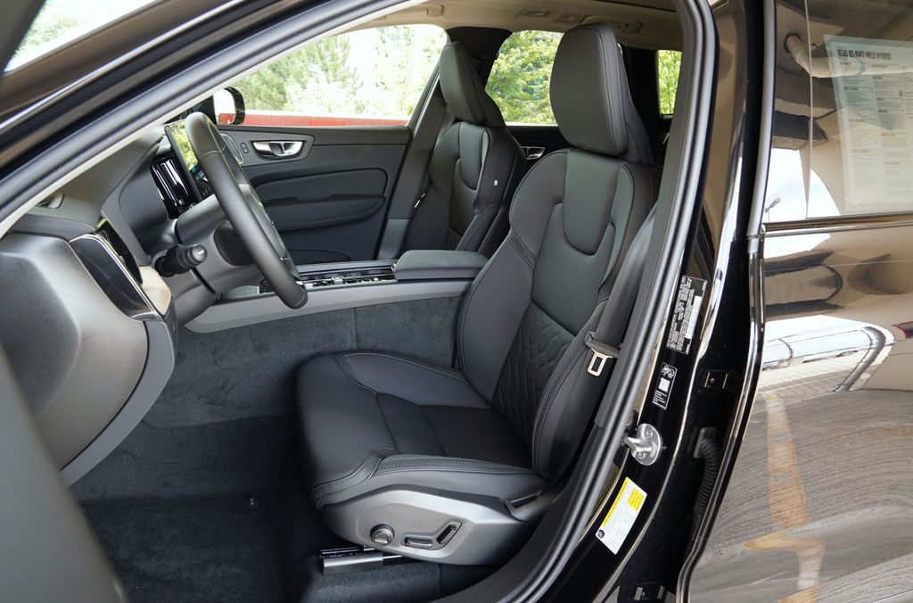 2026 Volvo XC60 Plus - Photo 9