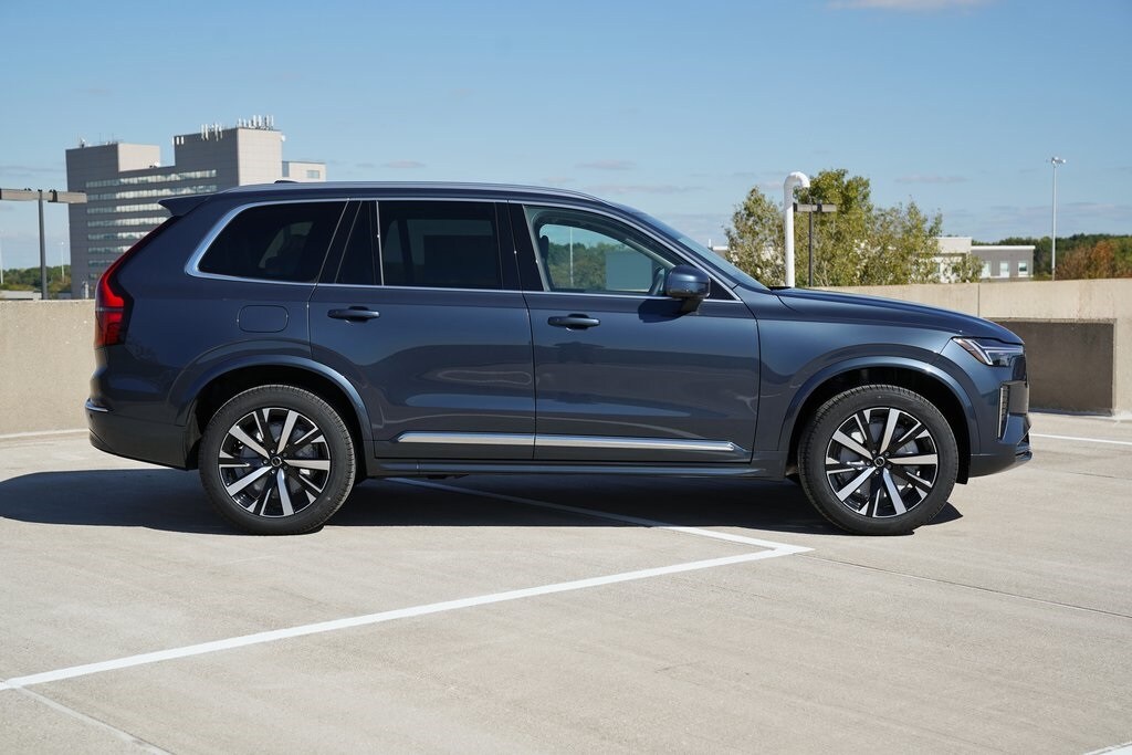 2026 Volvo XC90 Core photo 2
