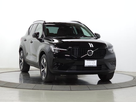 2025 Volvo XC40 B5 Plus Dark Theme SUV