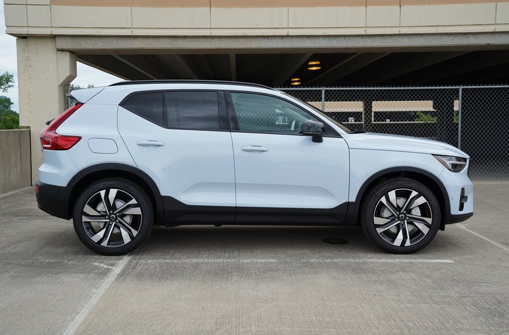 2026 Volvo XC40 photo 2
