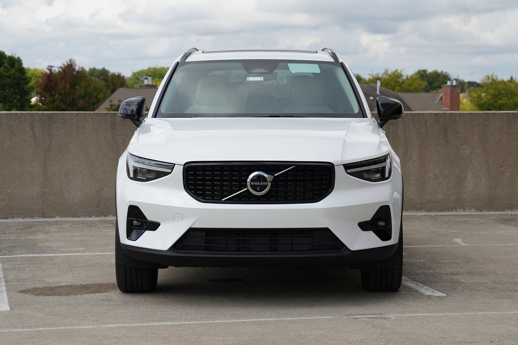 2026 Volvo XC40 Plus photo 2